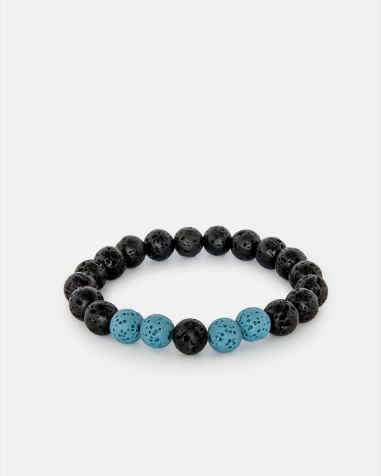 Bransoletka z koralików, składająca się głównie z czarnych koralików z kamienia lawowego oraz pięciu niebieskich koralików z tego samego kamienia, ułożonych razem, przedstawiona na białym tle.